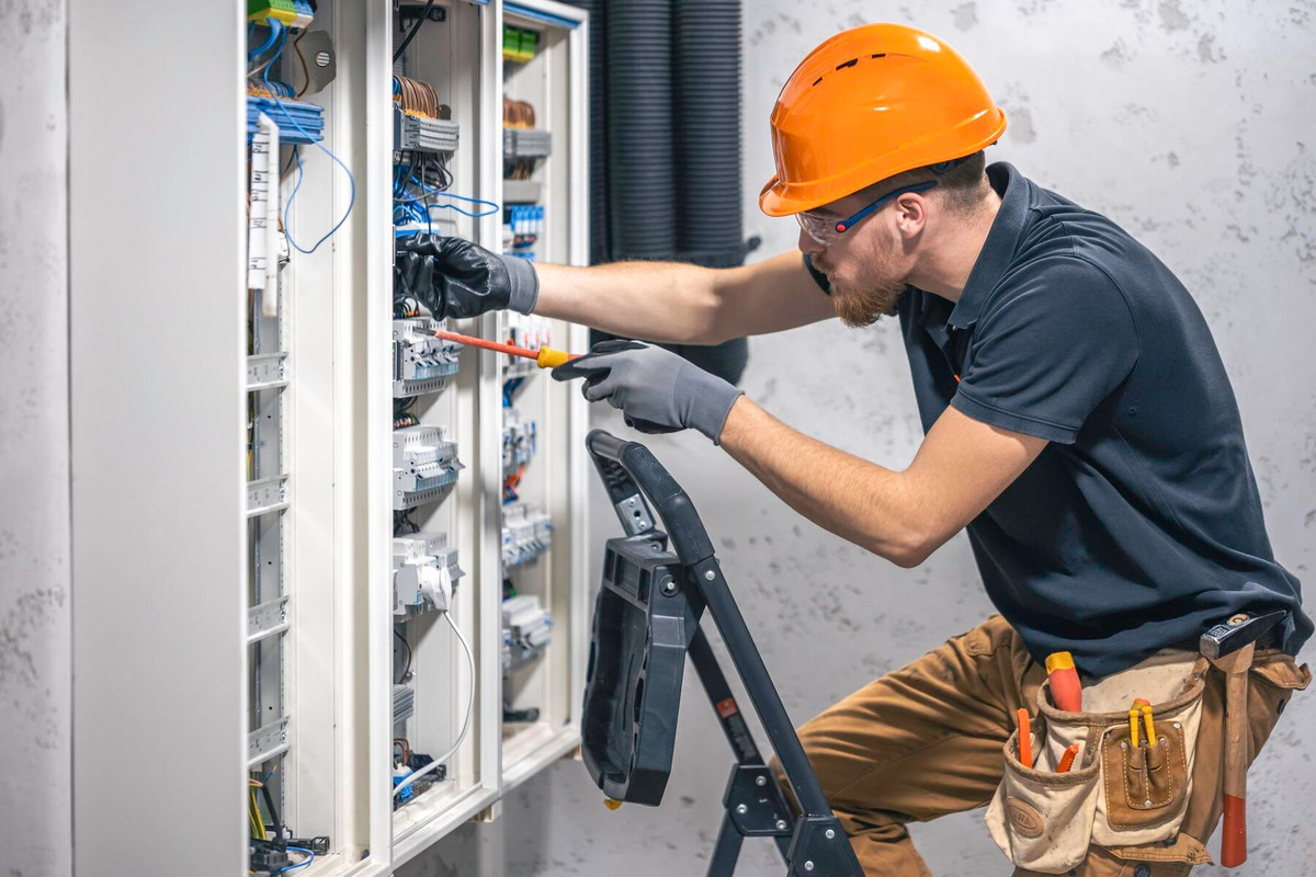Jak znaleźć sprawdzoną firmę do prac przy instalacji elektrycznej